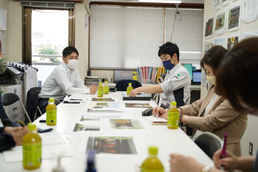 執行役員の大沼様（写真左奥）、取材撮影の目的や目標、各メンバーの役割を確認