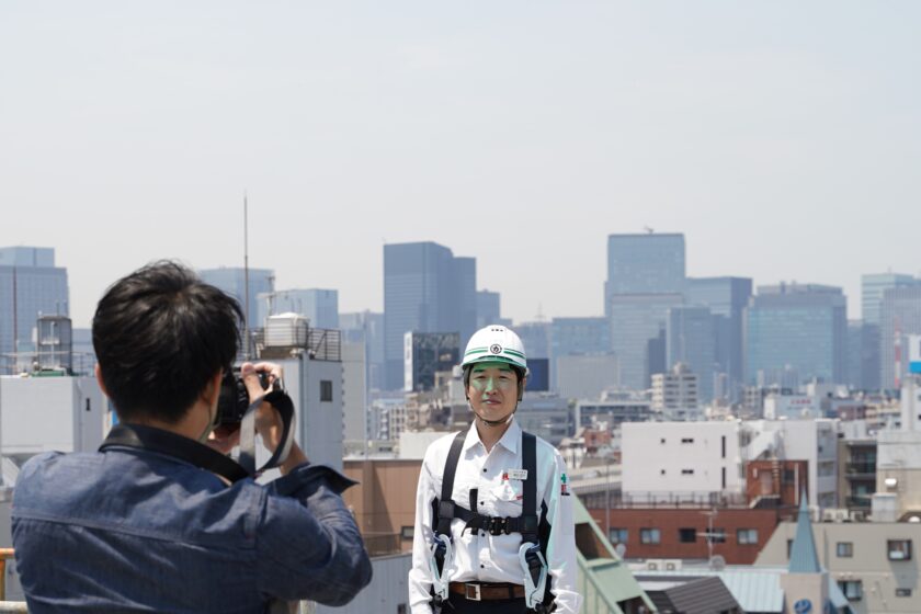 フォトグラファーが現場の磯谷様を撮影 ※ヘルメットがカメラのファインダーに当たるため、撮影時のみヘルメットを外してます