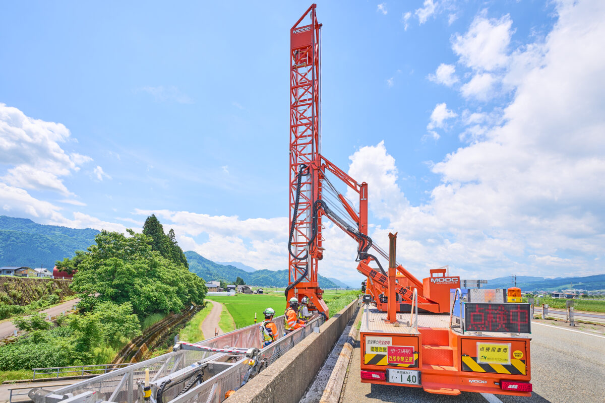 「橋梁点検車」の全景写真