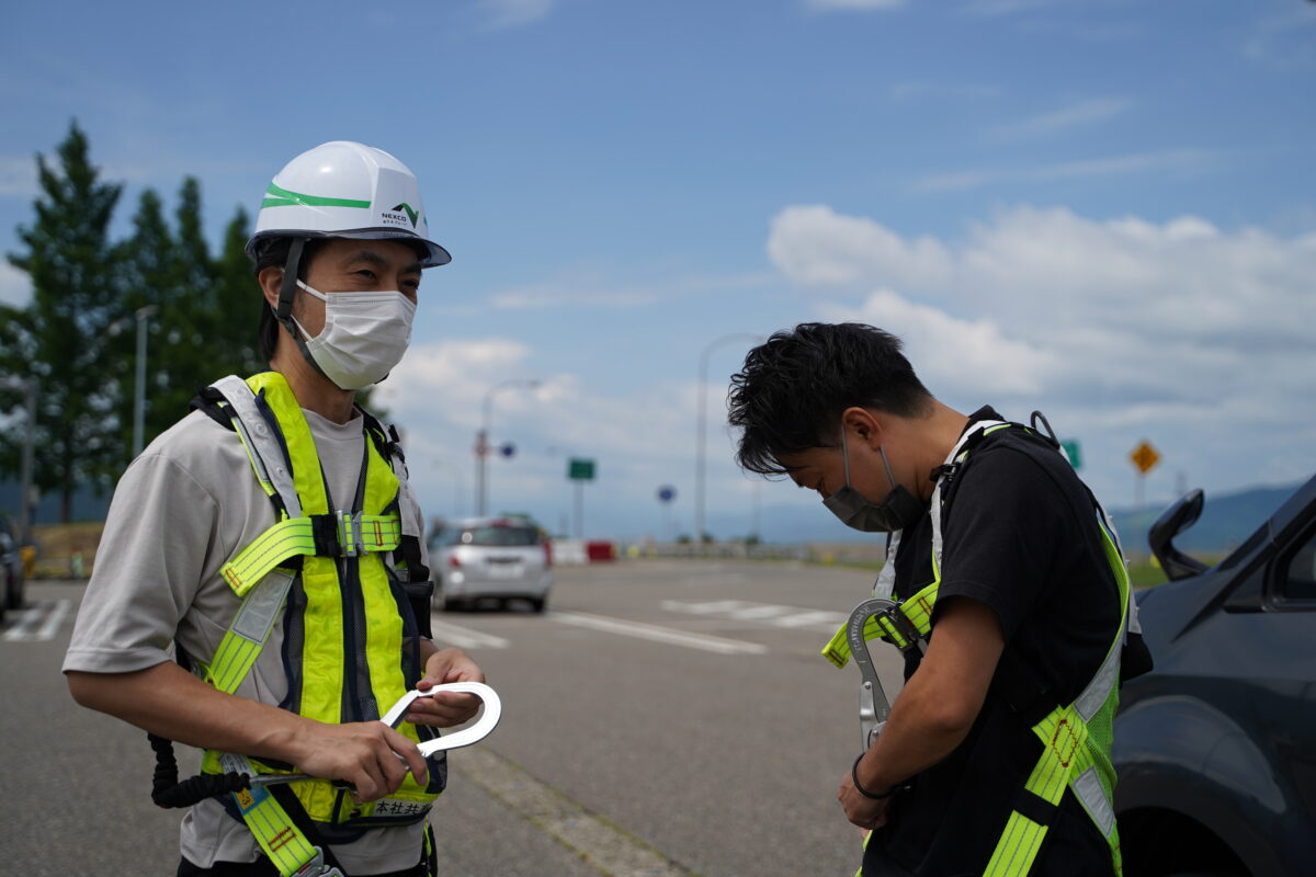 作業現場に入るためにヘルメットとハーネスを装着します