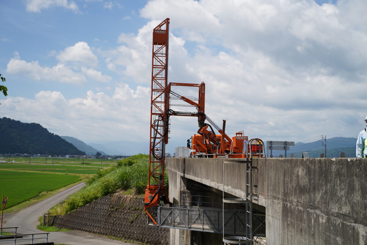 画面下に見える柵付きのカゴが点検現場です