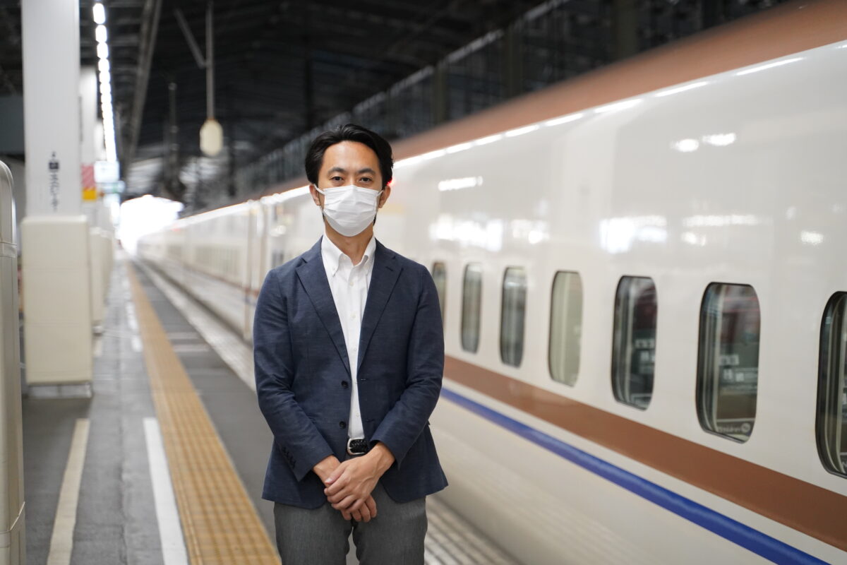 上越新幹線「E7系」前で乗車前の写真を撮影するシアンス佐野の写真