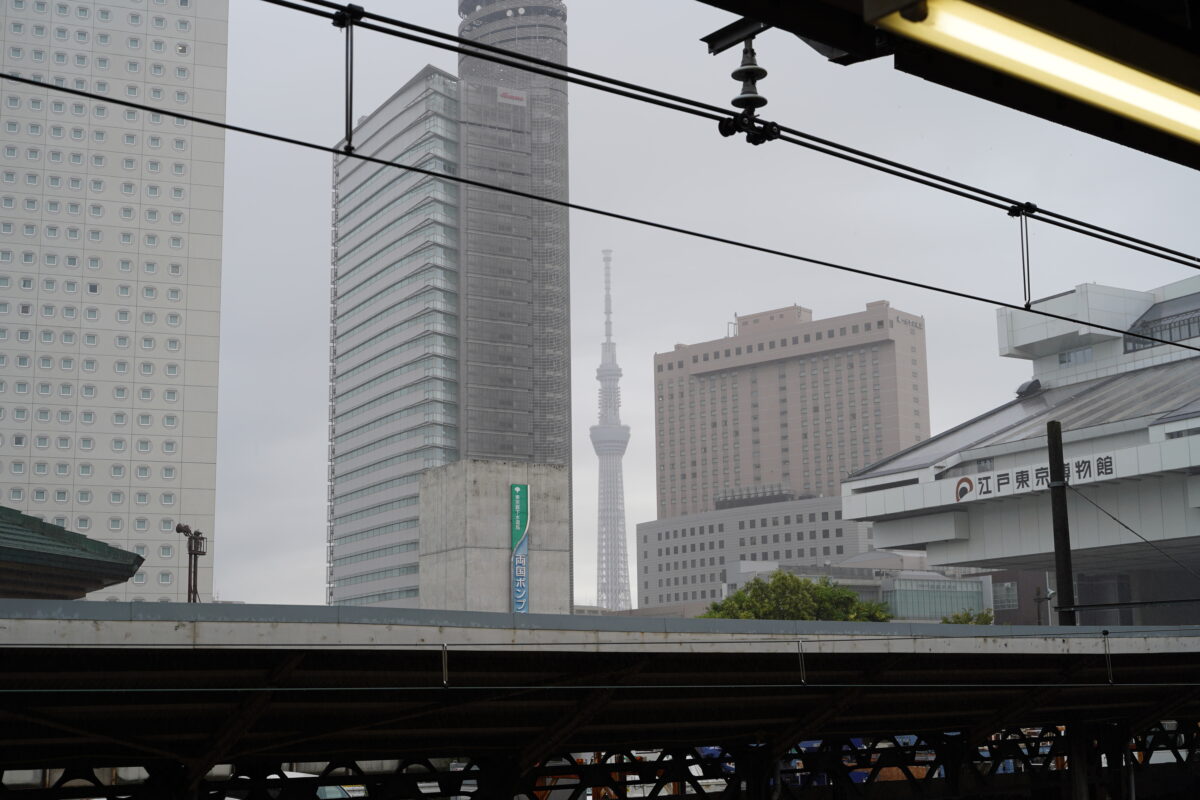 両国駅ホームからスカイツリー方面を撮影した風景写真