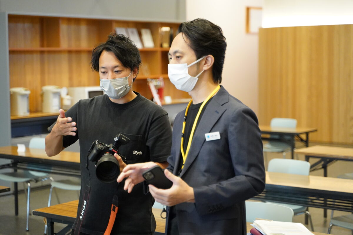 フォトグラファーの嶋田さんと構図や光の当たり方などをその場で協議しているシーン