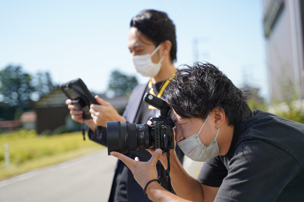最高の瞬間を切り取るフォトグラファーの嶋田。表情、視線、姿勢、背景を常に計算している